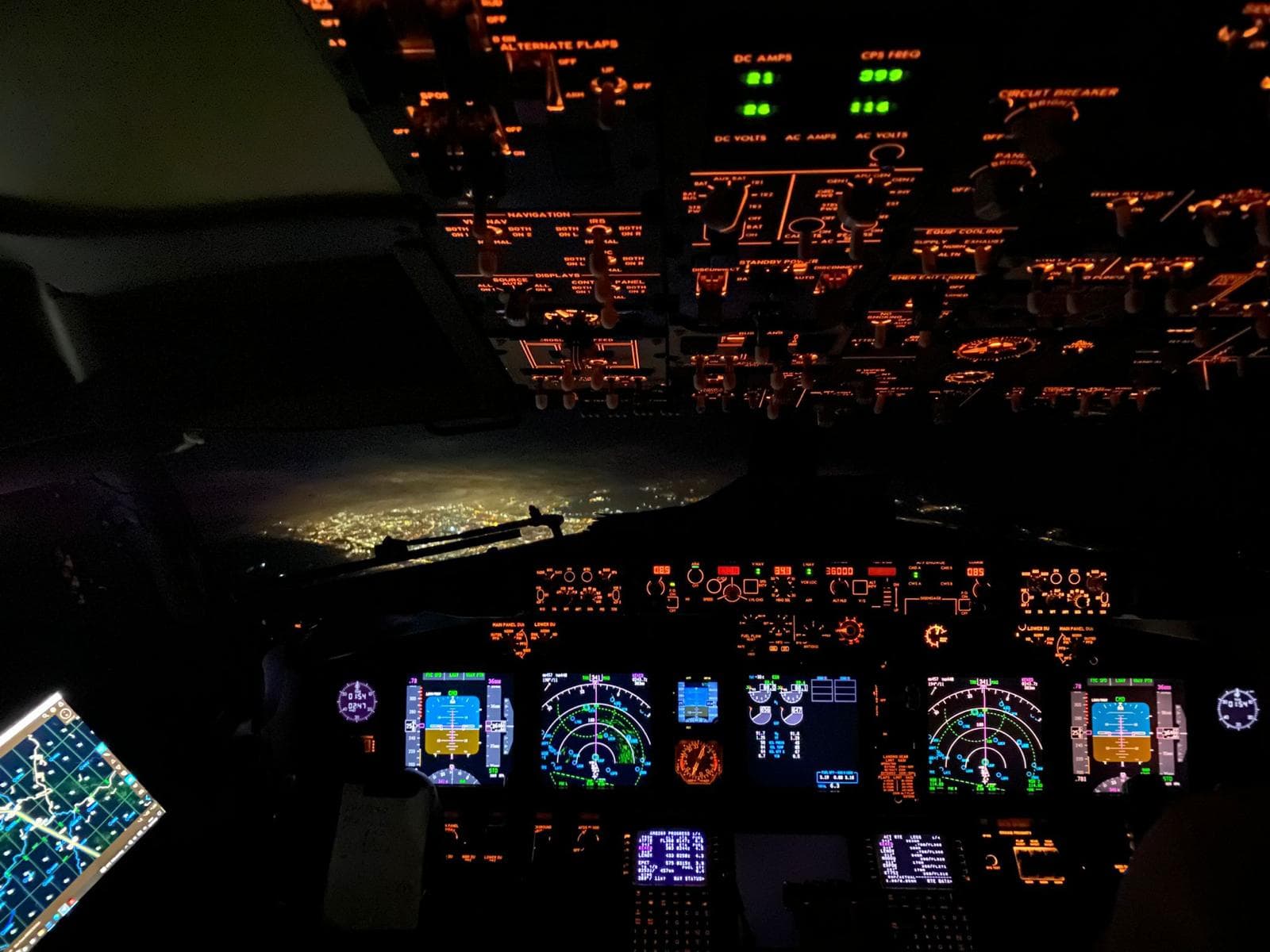 Cockpit del simulatore di volo Boeing 737 di notte